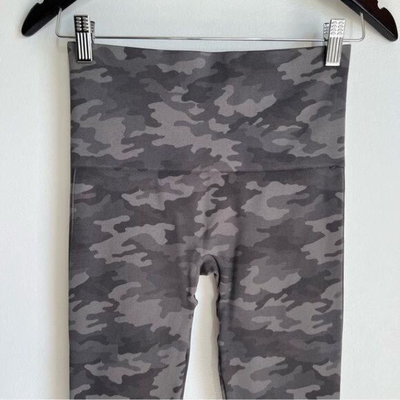 SPANX Cropped Look at Me Now Seamless Leggings in Sage Camo - M - Picture 3 of 9